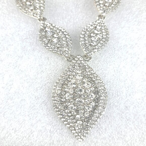 Gorgeous Necklace, Earrings and Bracelet Set - Picture 3 of 4